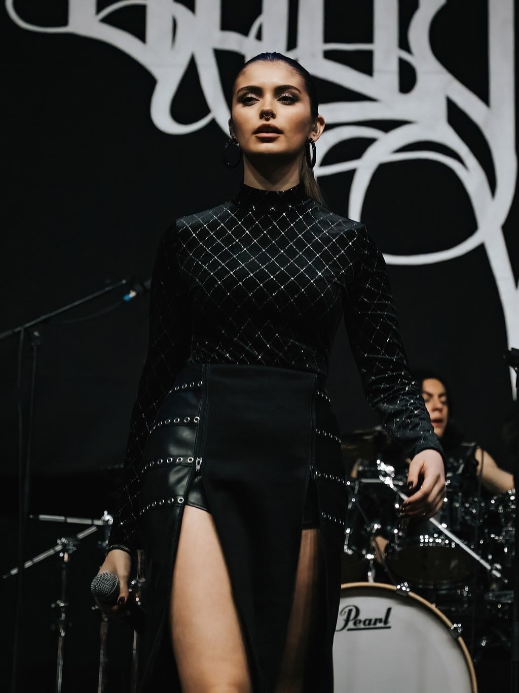 Nữ ca sĩ nhạc rock đăng quang hoa hậu - 17