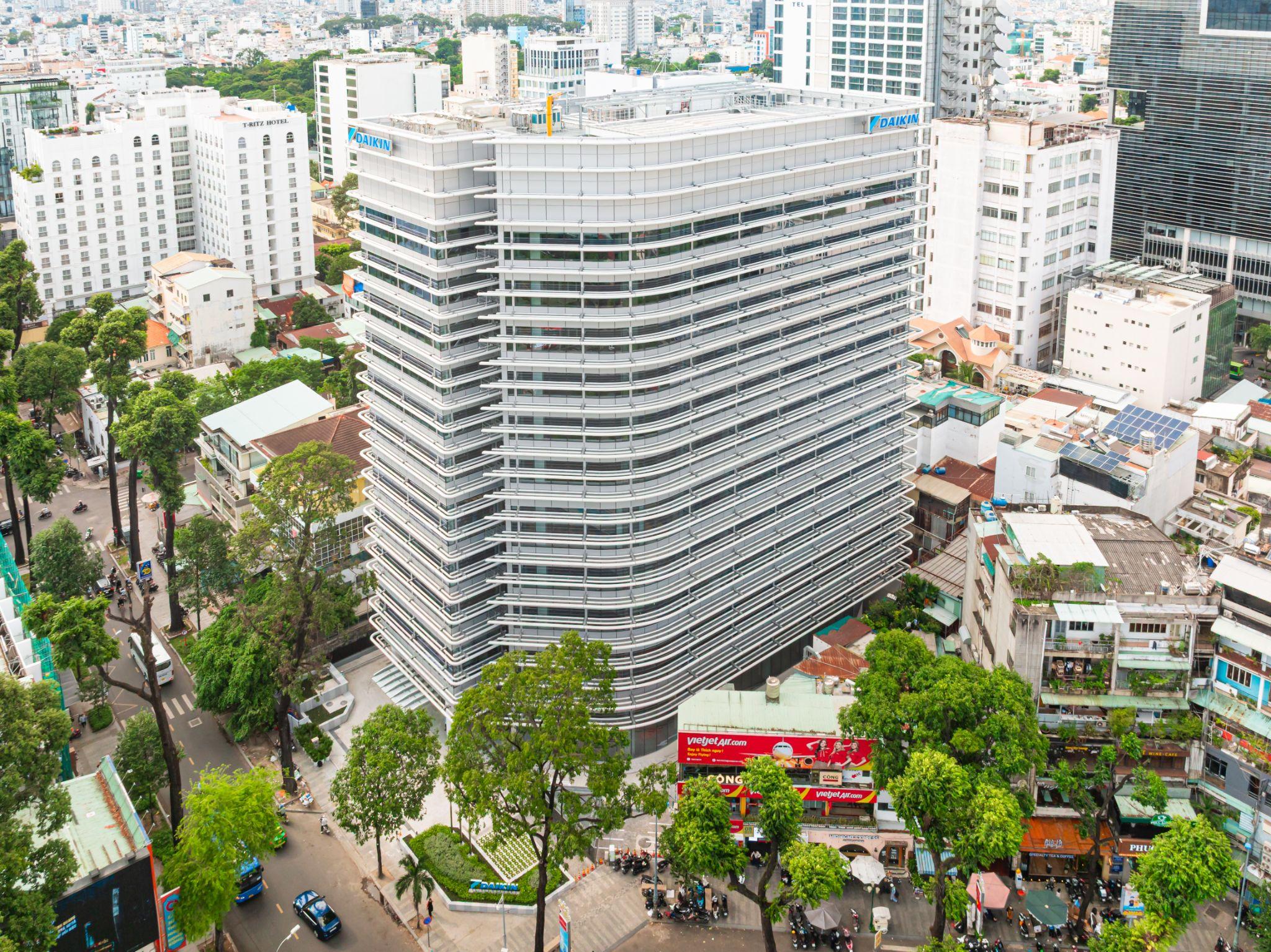 Toà nhà Daikin Air Tower được chính thức khai trương và đi vào hoạt động, vừa nhận được cùng lúc ba chứng nhận công trình xanh cao nhất từ LEED, WELL và LOTUS.