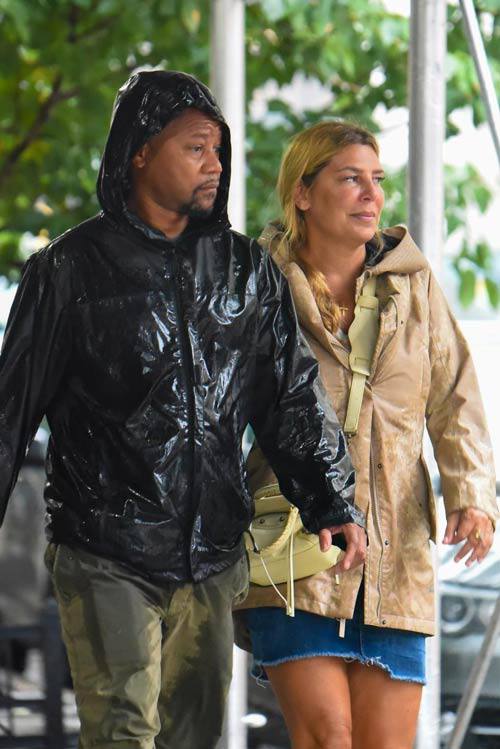 Leonardo DiCaprio, Mike Tyson, Cuba Gooding Jr. và bạn gái Claudine DeNiro bị mắc kẹt do chiến dịch Venezuela của Tổng thống Mỹ Donald Trump. Ảnh: BackGrid/Getty Images/GC