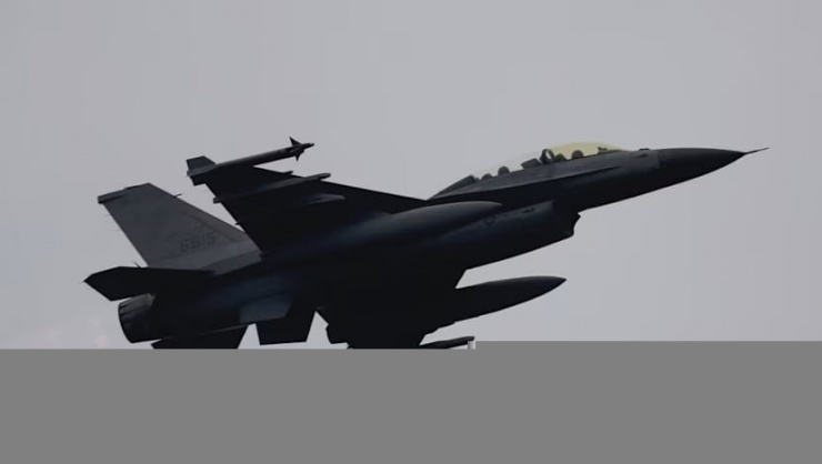Đài Loan (Trung Quốc): Phi công lái F-16 bỏ máy bay, nhảy dù xuống biển - 1