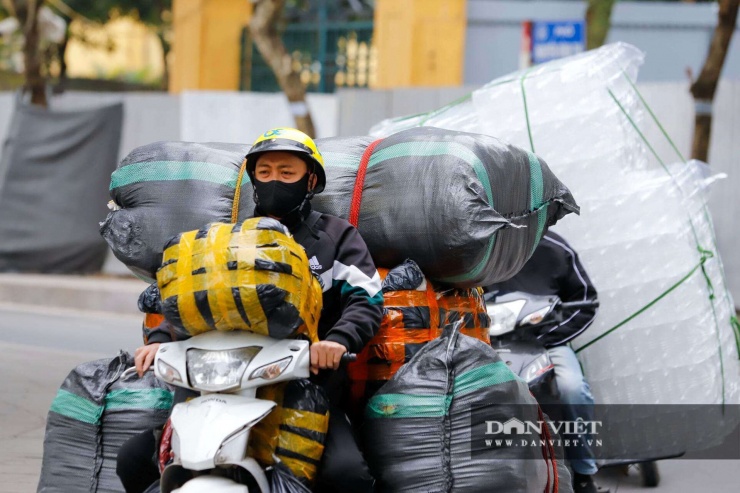 Cười ra nước mắt với muôn kiểu chống rét tại Hà Nội: đến khách Tây cũng phải nhập gia tùy tục khoác áo Grab - 3