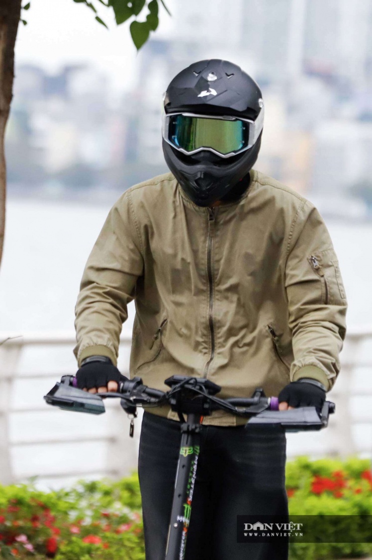 Cười ra nước mắt với muôn kiểu chống rét tại Hà Nội: đến khách Tây cũng phải nhập gia tùy tục khoác áo Grab - 4