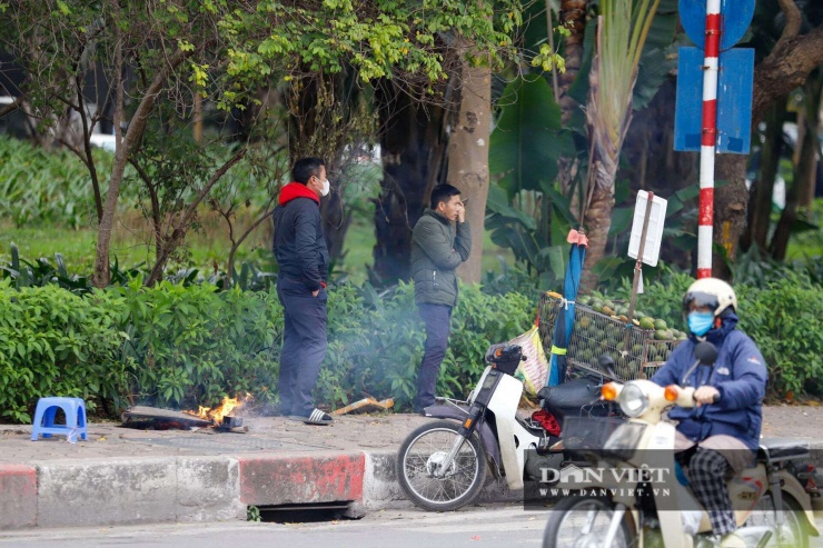 Cười ra nước mắt với muôn kiểu chống rét tại Hà Nội: đến khách Tây cũng phải nhập gia tùy tục khoác áo Grab - 5