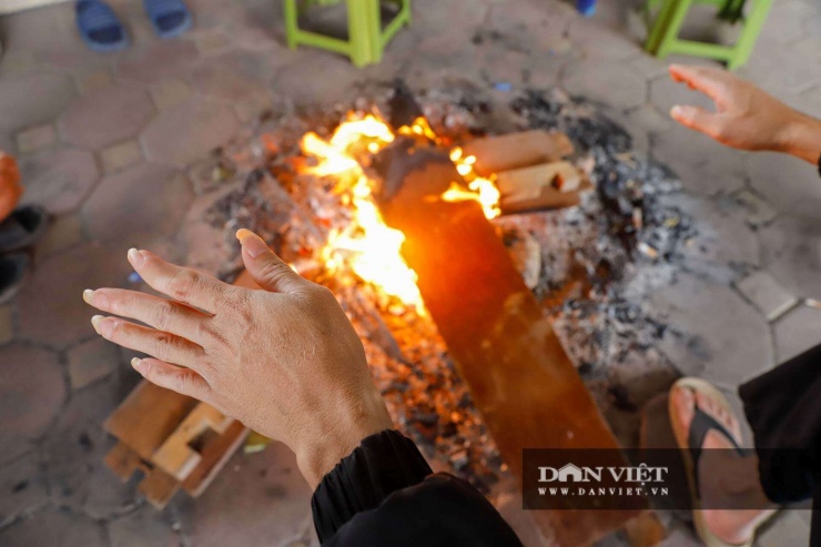 Cười ra nước mắt với muôn kiểu chống rét tại Hà Nội: đến khách Tây cũng phải nhập gia tùy tục khoác áo Grab - 6