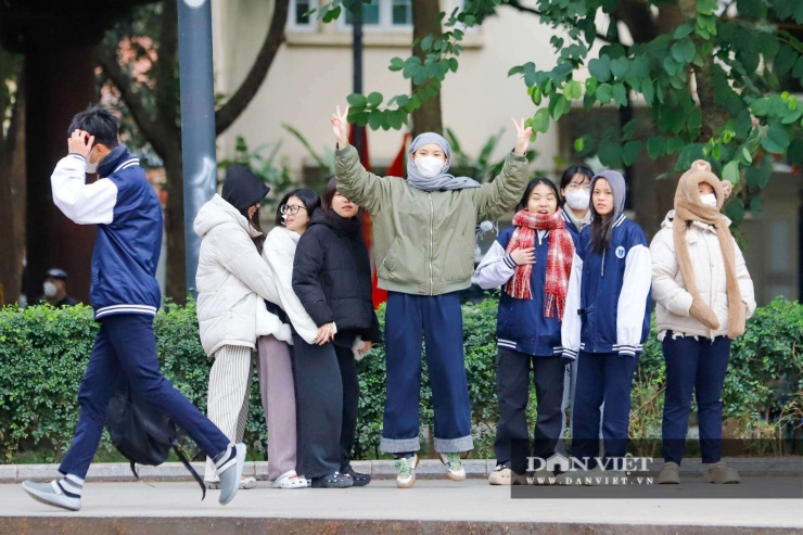 Cười ra nước mắt với muôn kiểu chống rét tại Hà Nội: đến khách Tây cũng phải nhập gia tùy tục khoác áo Grab - 7