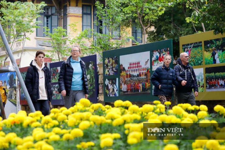 Cười ra nước mắt với muôn kiểu chống rét tại Hà Nội: đến khách Tây cũng phải nhập gia tùy tục khoác áo Grab - 8