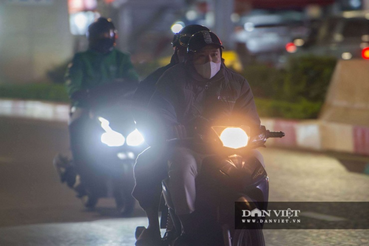 Cười ra nước mắt với muôn kiểu chống rét tại Hà Nội: đến khách Tây cũng phải nhập gia tùy tục khoác áo Grab - 10