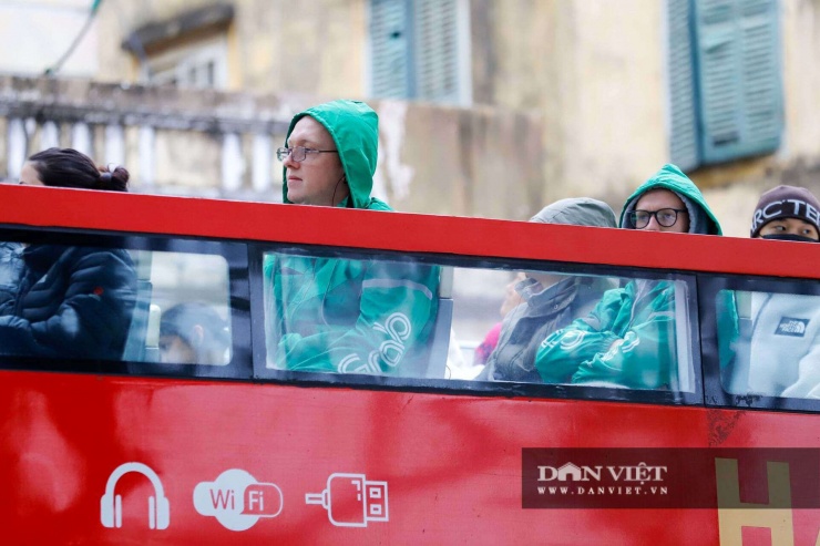 Cười ra nước mắt với muôn kiểu chống rét tại Hà Nội: đến khách Tây cũng phải nhập gia tùy tục khoác áo Grab - 9