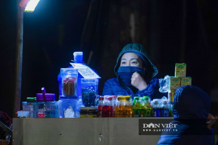 Cười ra nước mắt với muôn kiểu chống rét tại Hà Nội: đến khách Tây cũng phải nhập gia tùy tục khoác áo Grab - 11