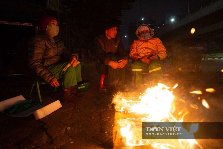 Cười ra nước mắt với muôn kiểu chống rét tại Hà Nội: đến khách Tây cũng phải nhập gia tùy tục khoác áo Grab - 13