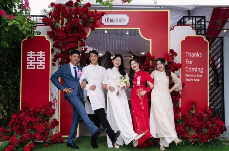 Gia đình của bà Hoàng Bảo Anh (áo dài đỏ)