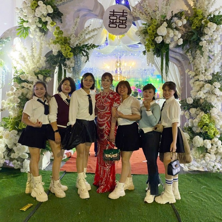 Bà Hạnh (váy đỏ) cùng vũ đoàn&nbsp;