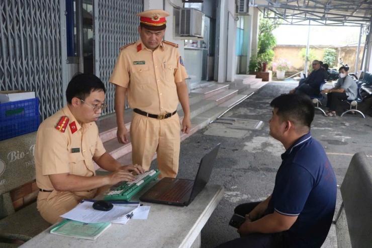 CSGT làm việc với người điều khiển mô tô vi phạm