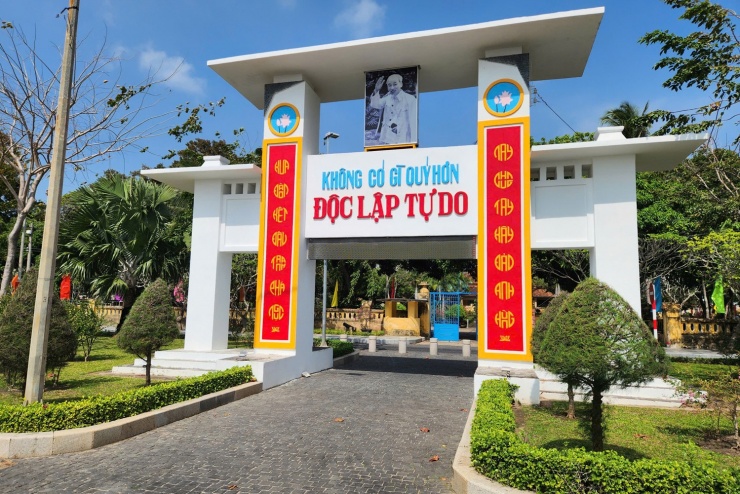 Chạy quanh Côn Đảo ngắm hoa anh đào và săn máy bay tại Bãi Đầm Trầu - 1