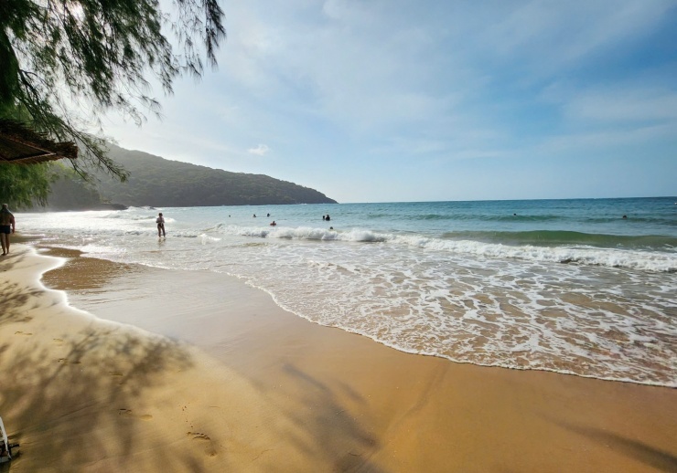 Chạy quanh Côn Đảo ngắm hoa anh đào và săn máy bay tại Bãi Đầm Trầu - 7