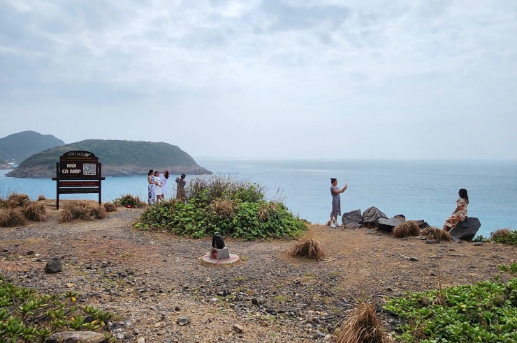 Chạy quanh Côn Đảo ngắm hoa anh đào và săn máy bay tại Bãi Đầm Trầu - 13