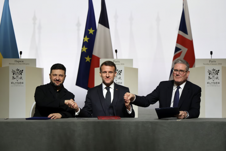 Thủ tướng Anh Keir Starmer, Tổng thống Pháp Emmanuel Macron và Tổng thống Volodymyr Zelensky (từ phải qua) ký kết tuyên bố về ý định triển khai lực lượng đa quốc gia tại Ukraine. Ảnh: EPA