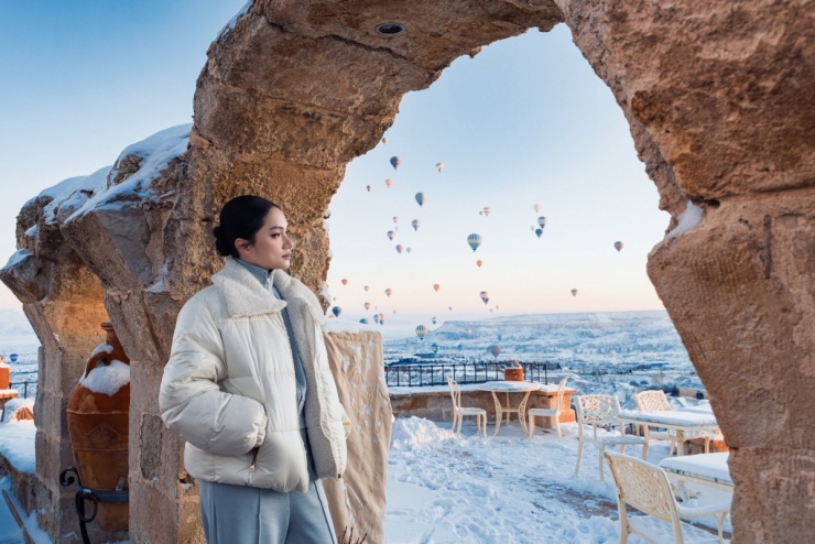 Ảnh sao 7/1: Vợ chồng tiểu thư gia tộc Sơn Kim cùng nhà Phan Thành đi Hong Kong - 1