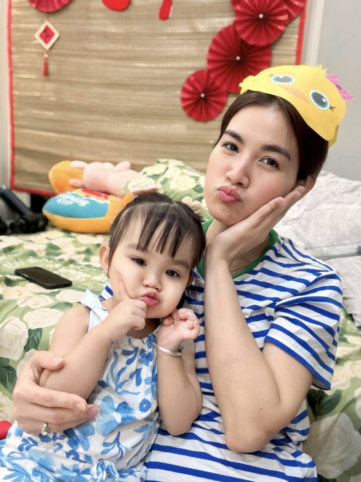 Ảnh sao 7/1: Vợ chồng tiểu thư gia tộc Sơn Kim cùng nhà Phan Thành đi Hong Kong - 4