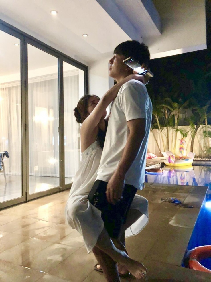 Ảnh sao 7/1: Vợ chồng tiểu thư gia tộc Sơn Kim cùng nhà Phan Thành đi Hong Kong - 10