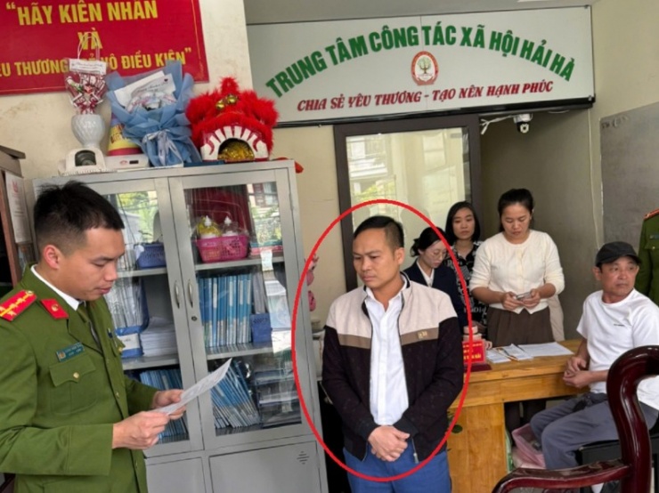 Cơ quan Công an thực hiện lệnh bắt tạm giam Giám đốc Nguyễn Văn Hải (khoanh đỏ).