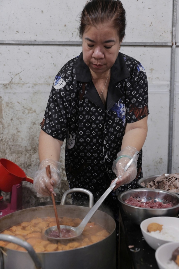 Quán bún bò ăn với cơm nguội 30 năm ở Huế - 2