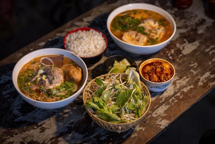 Bún bò là món ăn quen thuộc trong đời sống ẩm thực cố đô, có mặt từ gánh hàng rong đến quán lâu năm trong phố.