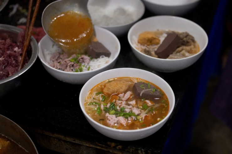 Quán bún bò ăn với cơm nguội 30 năm ở Huế - 3