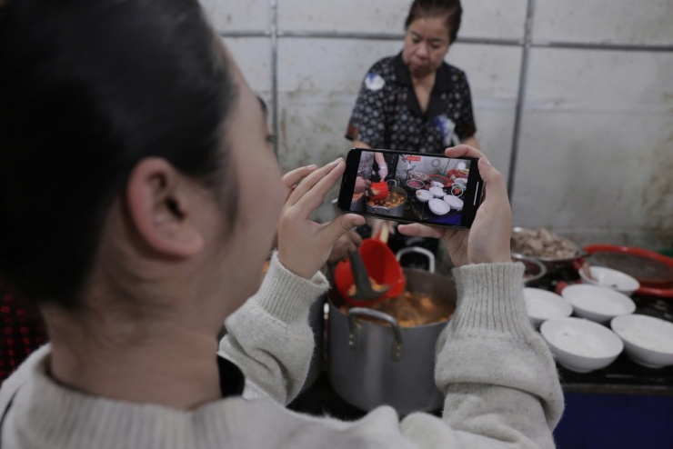 Quán bún bò ăn với cơm nguội 30 năm ở Huế - 9