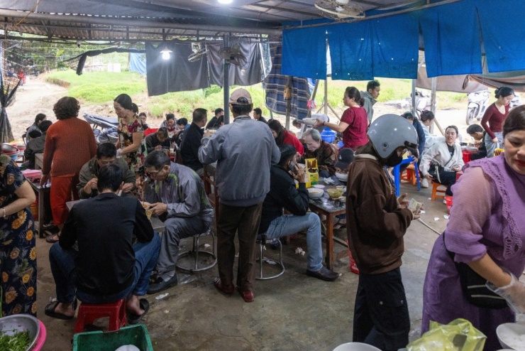 Quán bún bò ăn với cơm nguội 30 năm ở Huế - 10