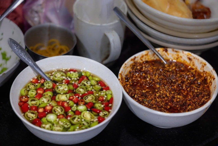 Quán bún bò ăn với cơm nguội 30 năm ở Huế - 7