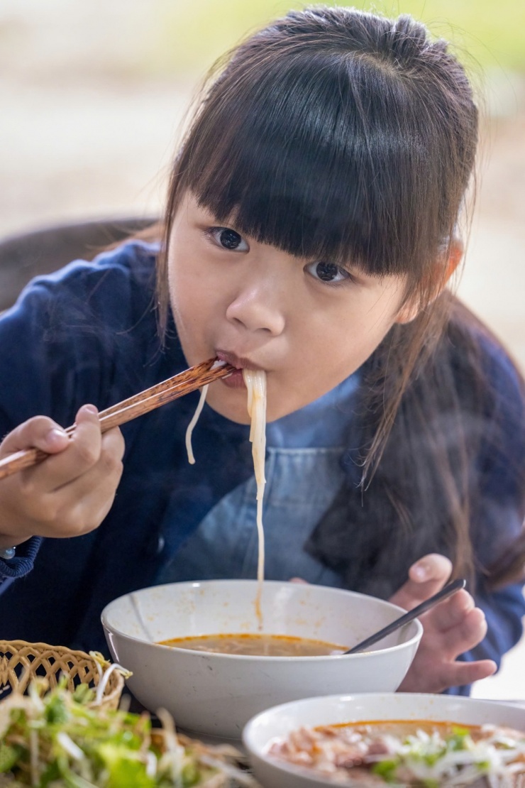 Quán bún bò ăn với cơm nguội 30 năm ở Huế - 8