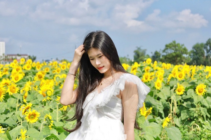 Theo Nhiên, việc xuất hiện một cánh đồng hoa hướng dương quy mô lớn ngay tại địa phương giúp người trẻ có thêm lựa chọn vui chơi, chụp ảnh dịp cuối năm mà không phải đi xa. Không gian rộng, hoa nở đều, rất phù hợp để đi cùng nhóm bạn hoặc gia đình trong những ngày cận Tết.