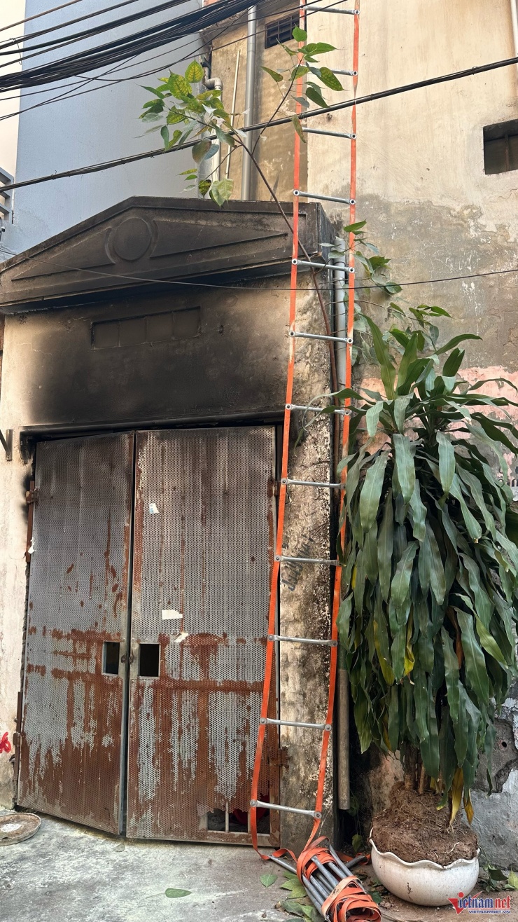 Nhiều người trong nhà đã sử dụng thang dây để thoát hiểm. Ảnh: Đức Hoàng