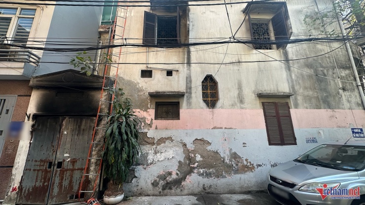 Căn nhà 3 tầng bị cháy tại ngõ 82, phố Trần Cung. Ảnh: Đức Hoàng