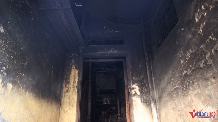 Trần nhà tầng 1 ám khói đen kịt. Ảnh: Đức Hoàng