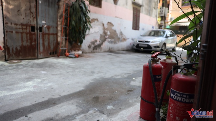 Nhiều bình cứu hoả đã được người dân sử dụng để chữa cháy. Ảnh: Đức Hoàng