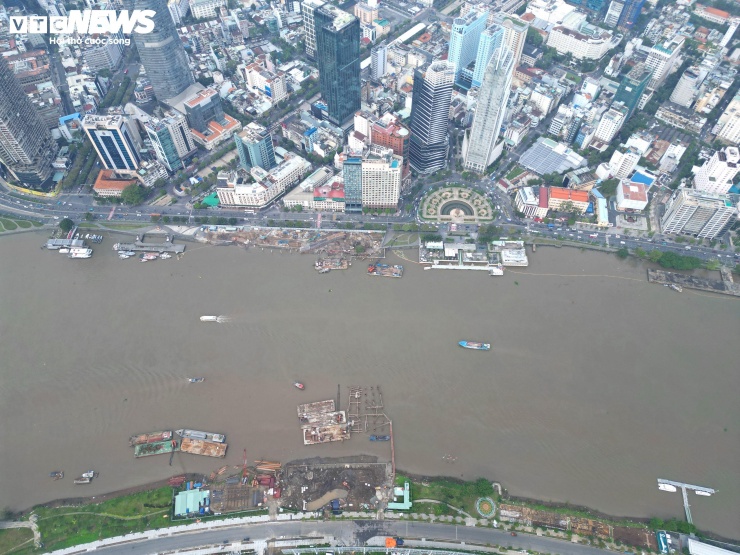 Công trình cầu đi bộ vượt sông Sài Gòn có tổng mức đầu tư gần 1.000 tỷ đồng đang bước vào giai đoạn thi công cao điểm, với nhiều hạng mục then chốt được triển khai đồng loạt ở cả hai bờ.