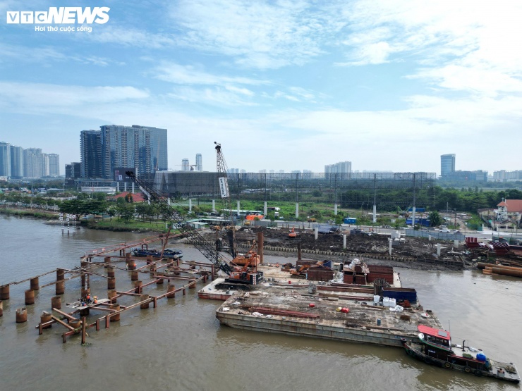 Ghi nhận của PV Báo Điện tử VTC News, trụ tháp chính của cầu đã được thi công giữa lòng sông Sài Gòn. Trước đó, nhà thầu hoàn tất việc xây dựng cầu tạm, tập kết sà lan, cẩu trục lớn và tổ chức khoan cọc nhồi, tạo nền móng cho kết cấu chính của công trình.
