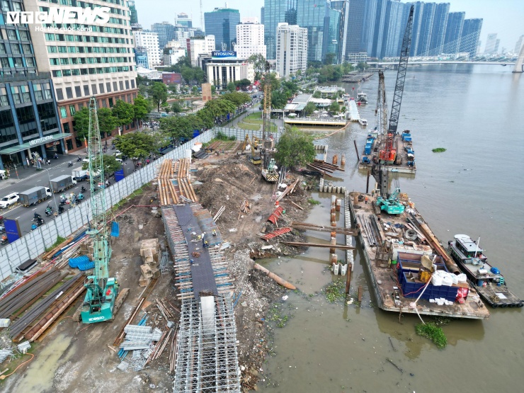 Tại khu vực đầu cầu phía phường Sài Gòn, các hạng mục bệ trụ và thân trụ cầu dẫn đang được thi công khẩn trương.