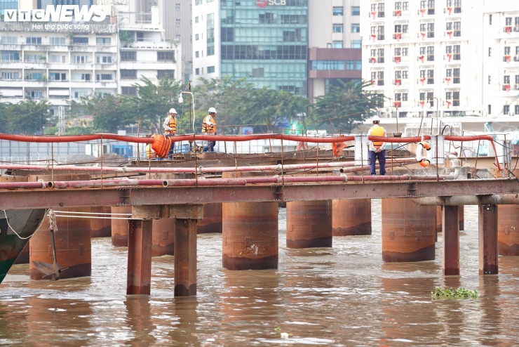 Cầu đi bộ nghìn tỷ qua sông Sài Gòn dần lộ diện sau 9 tháng thi công - 4