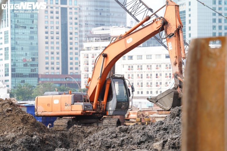 Công trường duy trì hoạt động liên tục với sự tham gia của các kỹ sư, công nhân cùng nhiều thiết bị chuyên dụng nhằm bảo đảm tiến độ và chất lượng xây dựng.