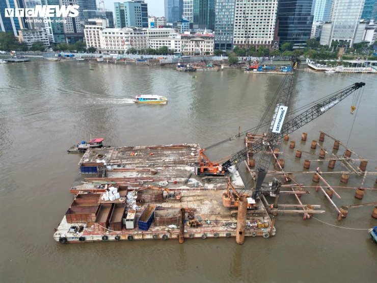 Theo thiết kế, cầu đi bộ có tổng chiều dài khoảng 720m, mặt cầu rộng từ 6m đến 11m. Nhịp chính vượt sông dài 187m, bảo đảm tĩnh không thông thuyền 80x10m; khoảng cách từ mực nước cao nhất đến gầm cầu đạt 10m, đáp ứng yêu cầu khai thác giao thông đường thủy trên sông Sài Gòn.