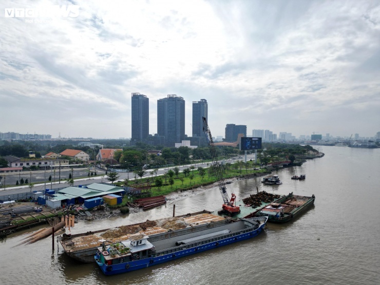 Về công năng sử dụng, cầu bố trí làn riêng cho xe đạp, có khả năng chịu tải trọng xe cứu thương tối đa 3 tấn. Không gian dành cho người đi bộ được thiết kế rộng rãi, phục vụ tham quan, chụp ảnh, nghỉ ngơi; dải phân cách mềm giữa làn xe đạp và lối đi bộ có thể tháo lắp linh hoạt để phục vụ các hoạt động cộng đồng.