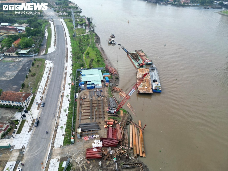 Theo kế hoạch, cầu đi bộ qua sông Sài Gòn dự kiến khánh thành vào dịp kỷ niệm 30/4/2026. Lãnh đạo UBND TP.HCM yêu cầu các sở, ngành liên quan phối hợp chặt chẽ với nhà tài trợ và đơn vị thi công nhằm bảo đảm tiến độ, chất lượng công trình, đồng thời chú trọng các yếu tố an toàn, mỹ quan và bảo vệ môi trường.