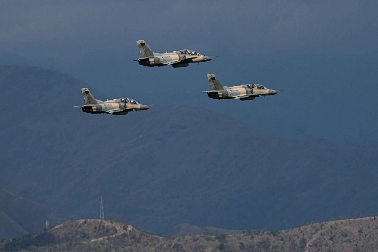 Một phi đội máy bay K8W của Không quân Venezuela bay thành nhóm trên không trong triển lãm hàng không công nghiệp Venezuela tại Căn cứ Không quân Libertador ở Maracay, bang Aragua, Venezuela, ngày 29 tháng 11 năm 2025. Ảnh Federico Parra /Getty Images)