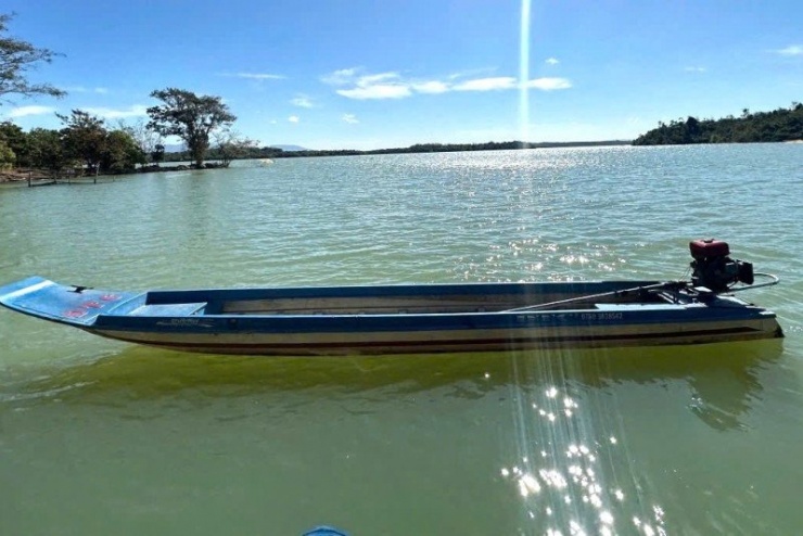 Thuyền máy của Rơ Châm Tính và Rơ Lan Tại bị trôi dạt trên lòng hồ. Ảnh: Công an xã Ia Tơi