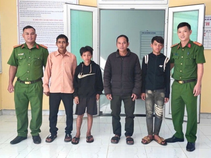 Cứu 2 thiếu niên trôi dạt hơn 40km trên lòng hồ Thủy điện Sê San - 2