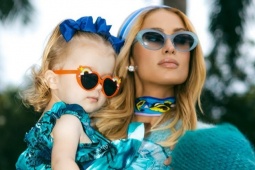 Paris Hilton và hai con mặc đồng điệu đi biển Hawaii