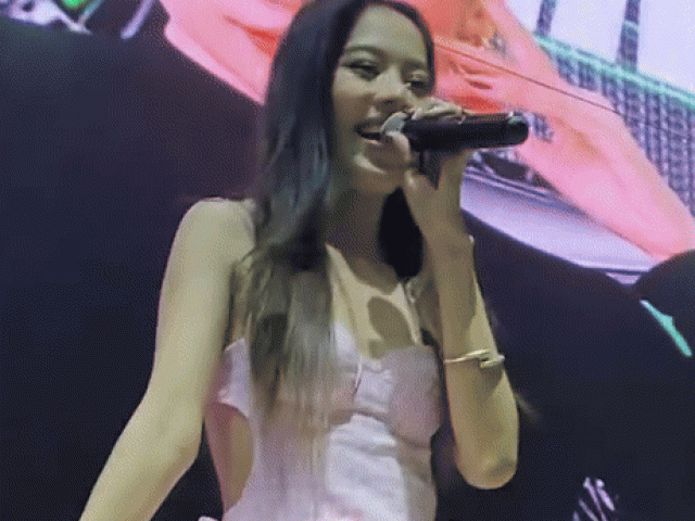 Nam Em bị chê 'trang phục đi diễn như đồ tắm'